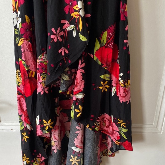 Chic Floral High-Low Dress - Black and Red - Picture 4 of 4